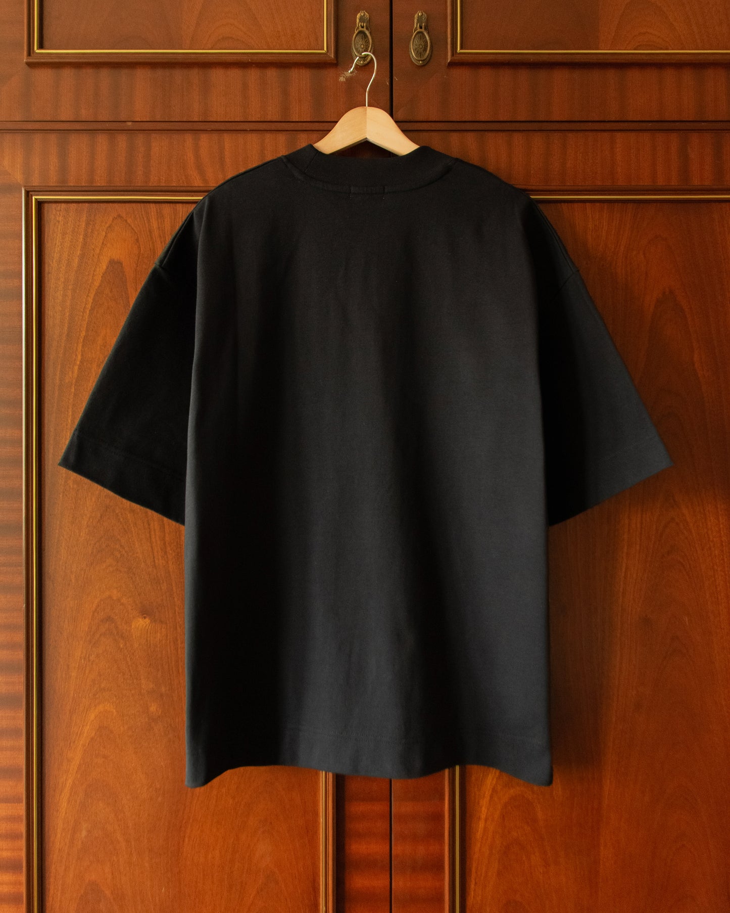 FRAME MIDWEIGHT TEE IN BLACK