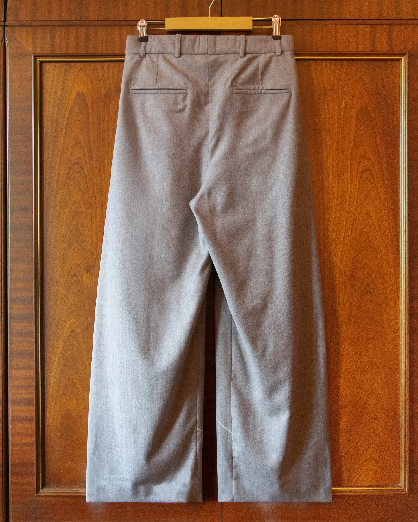 PLEATED WOOL KITE TROUSERS IN GREY