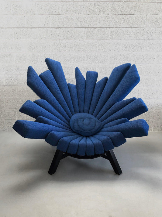 ALL-SEEING LOUNGE CHAIR