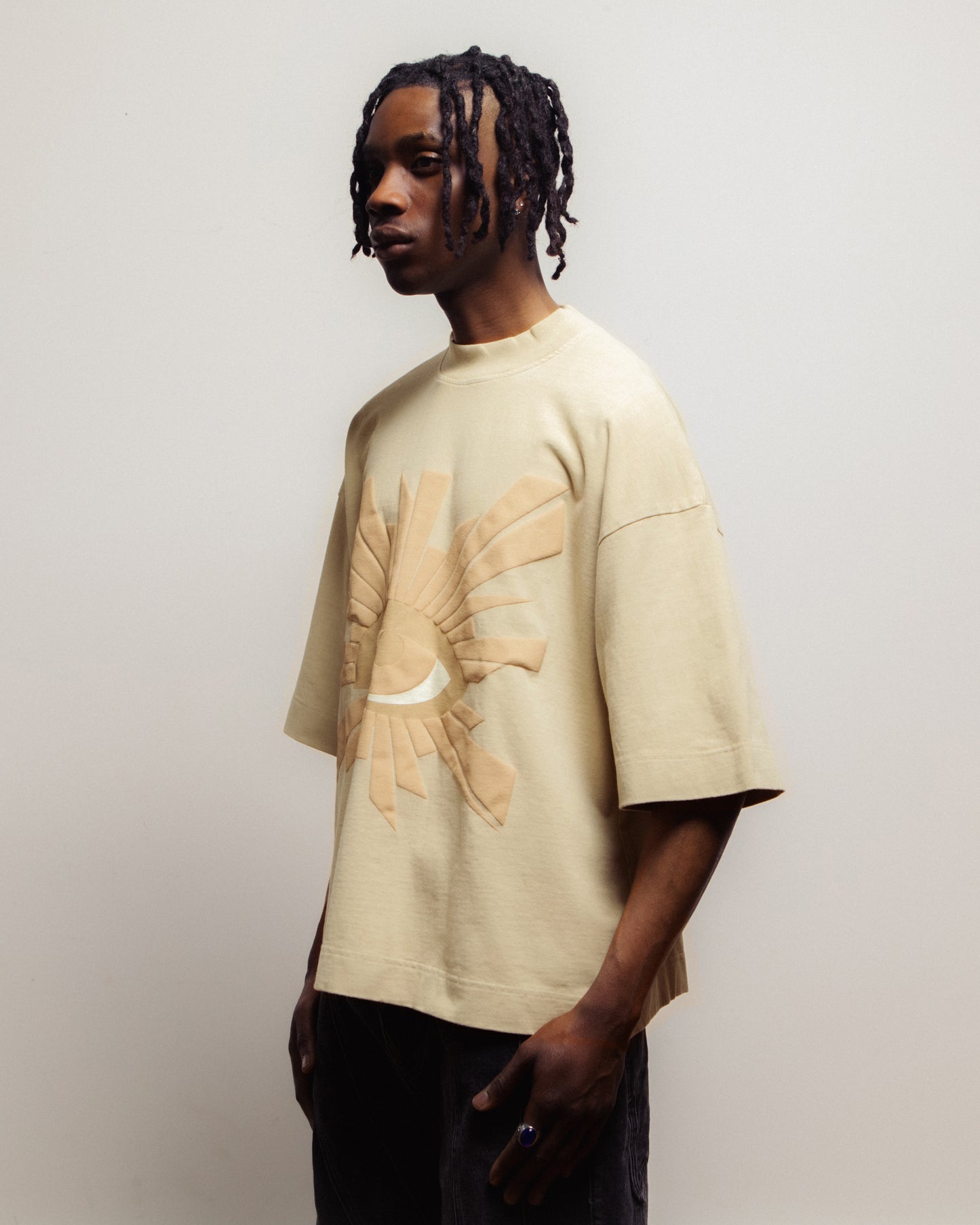 ALL-SEEING HEAVYWEIGHT TEE IN SAHARA