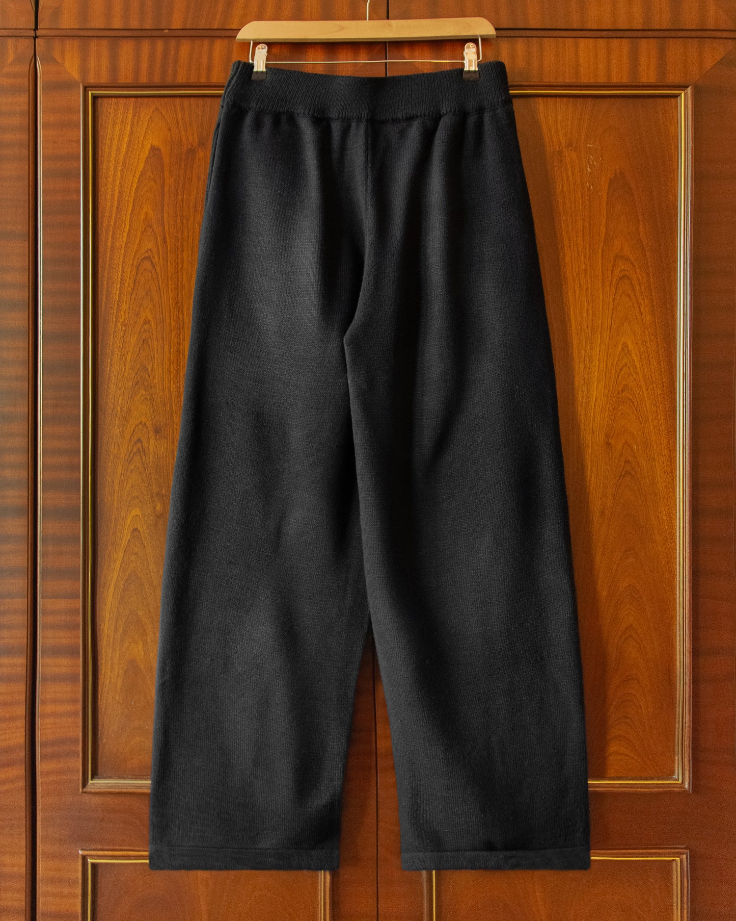 RELAXED KNITTED JOGGERS IN BLACK