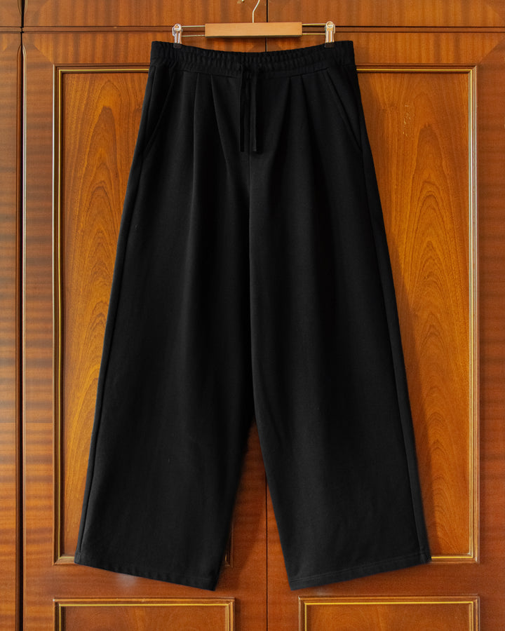 PLEATED JOGGERS IN BLACK