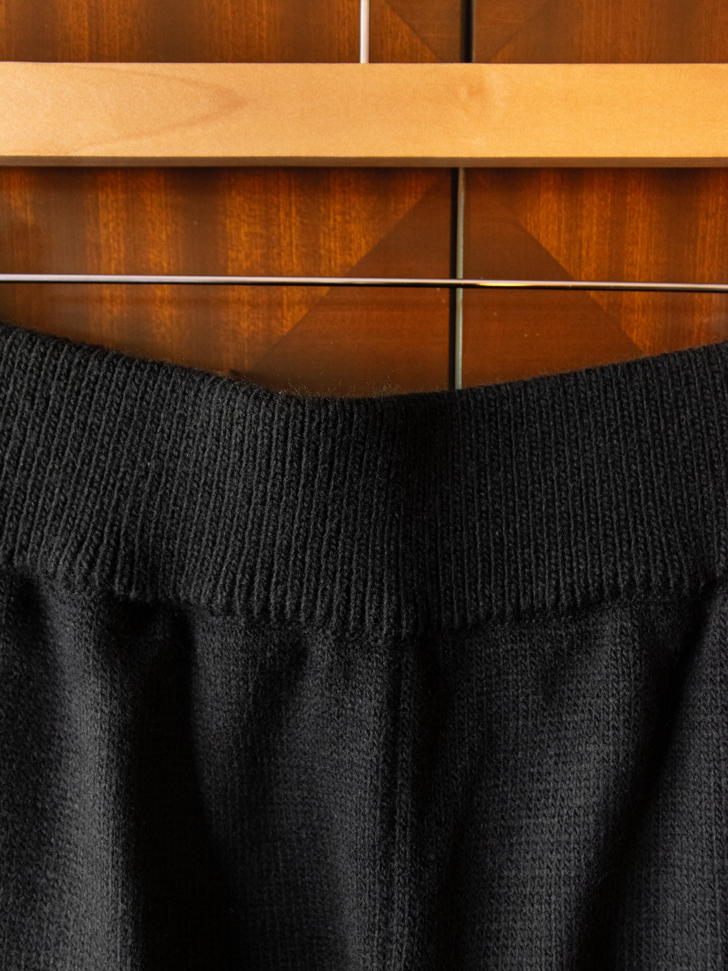 RELAXED KNITTED JOGGERS IN BLACK