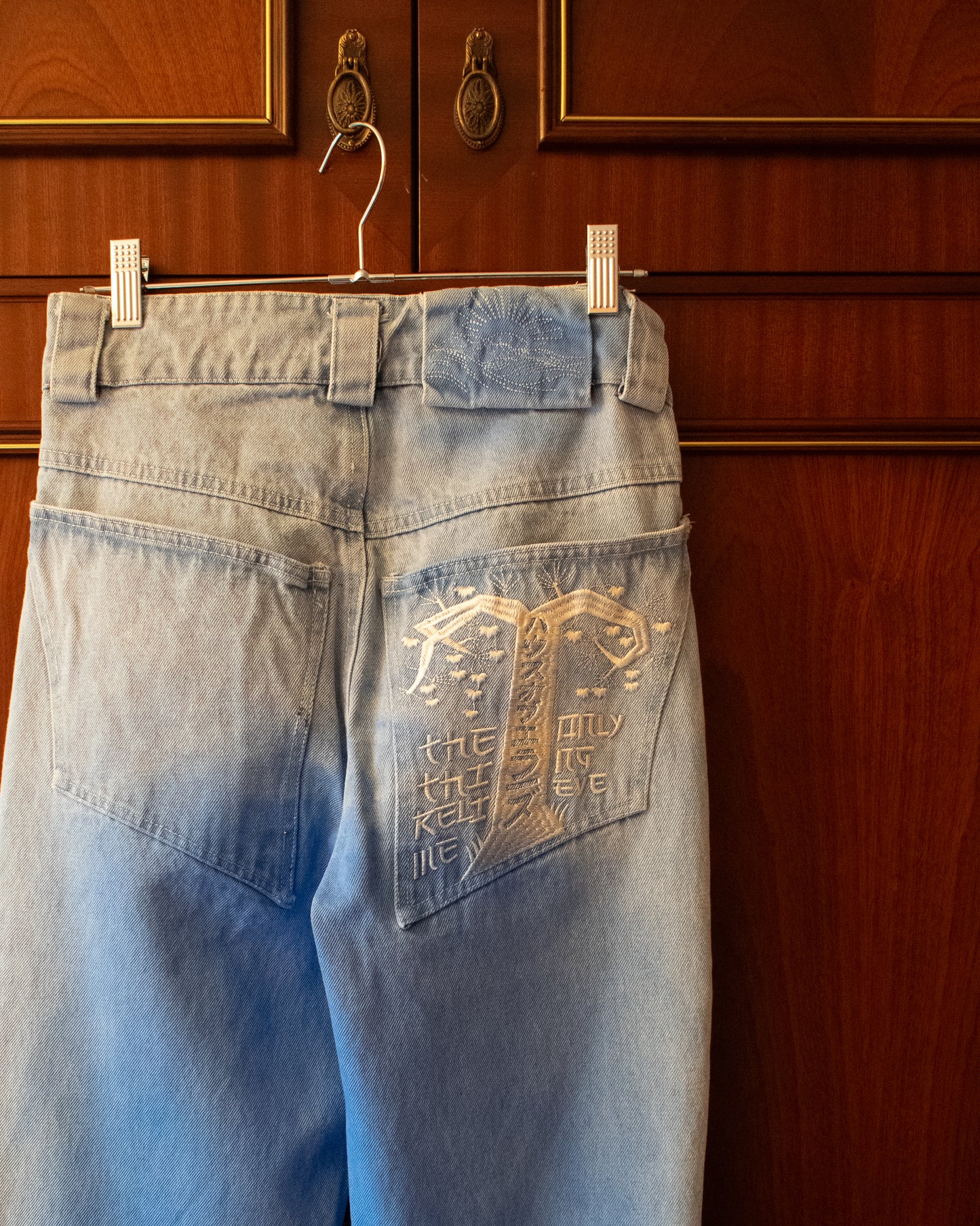 WOODBLOCK EMBROIDERY FLARED JEANS