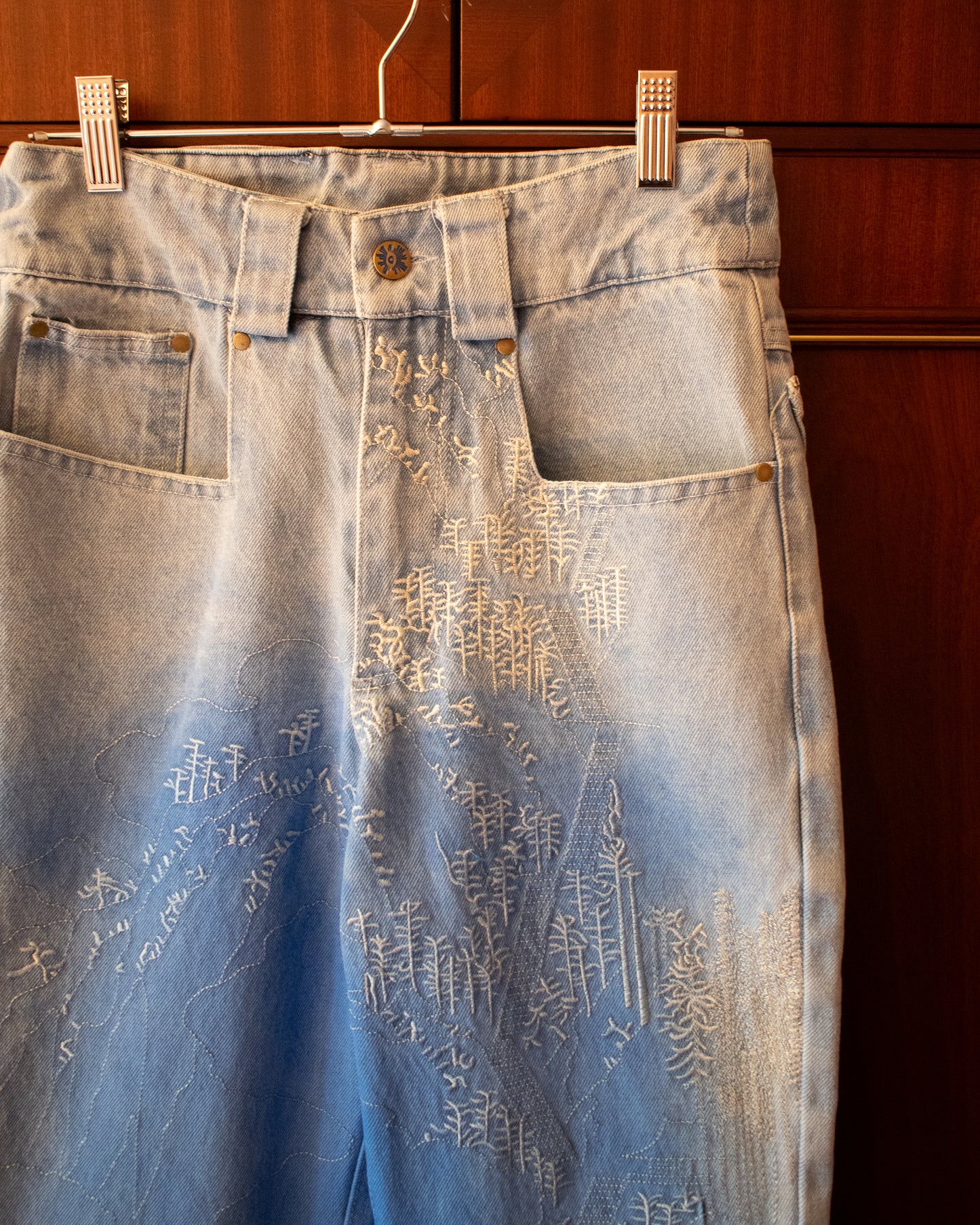 WOODBLOCK EMBROIDERY FLARED JEANS