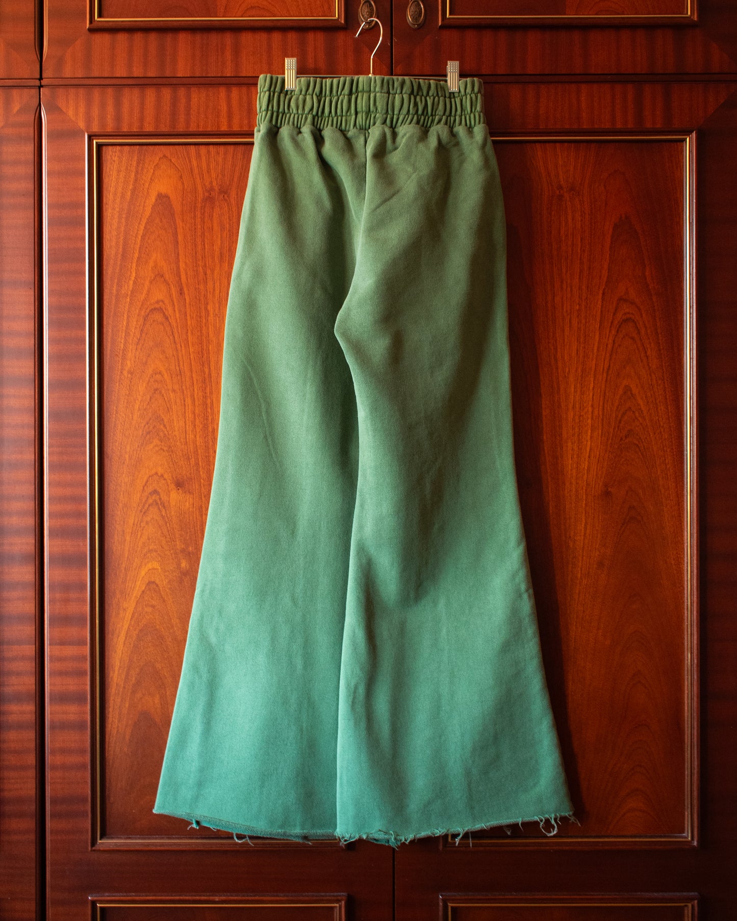 FLARED JOGGERS IN EMERALD