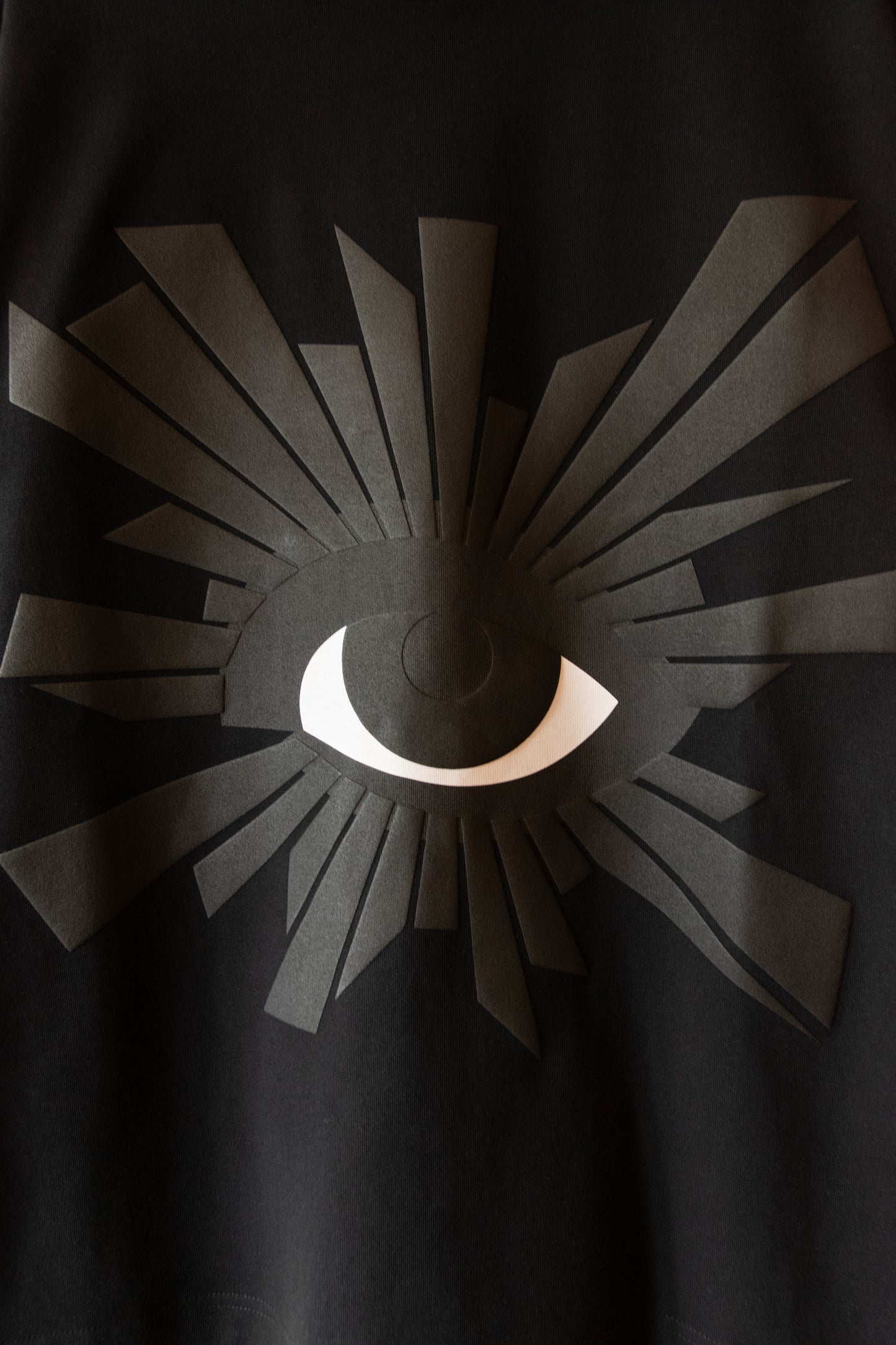 ALL-SEEING HEAVYWEIGHT TEE IN BLACK