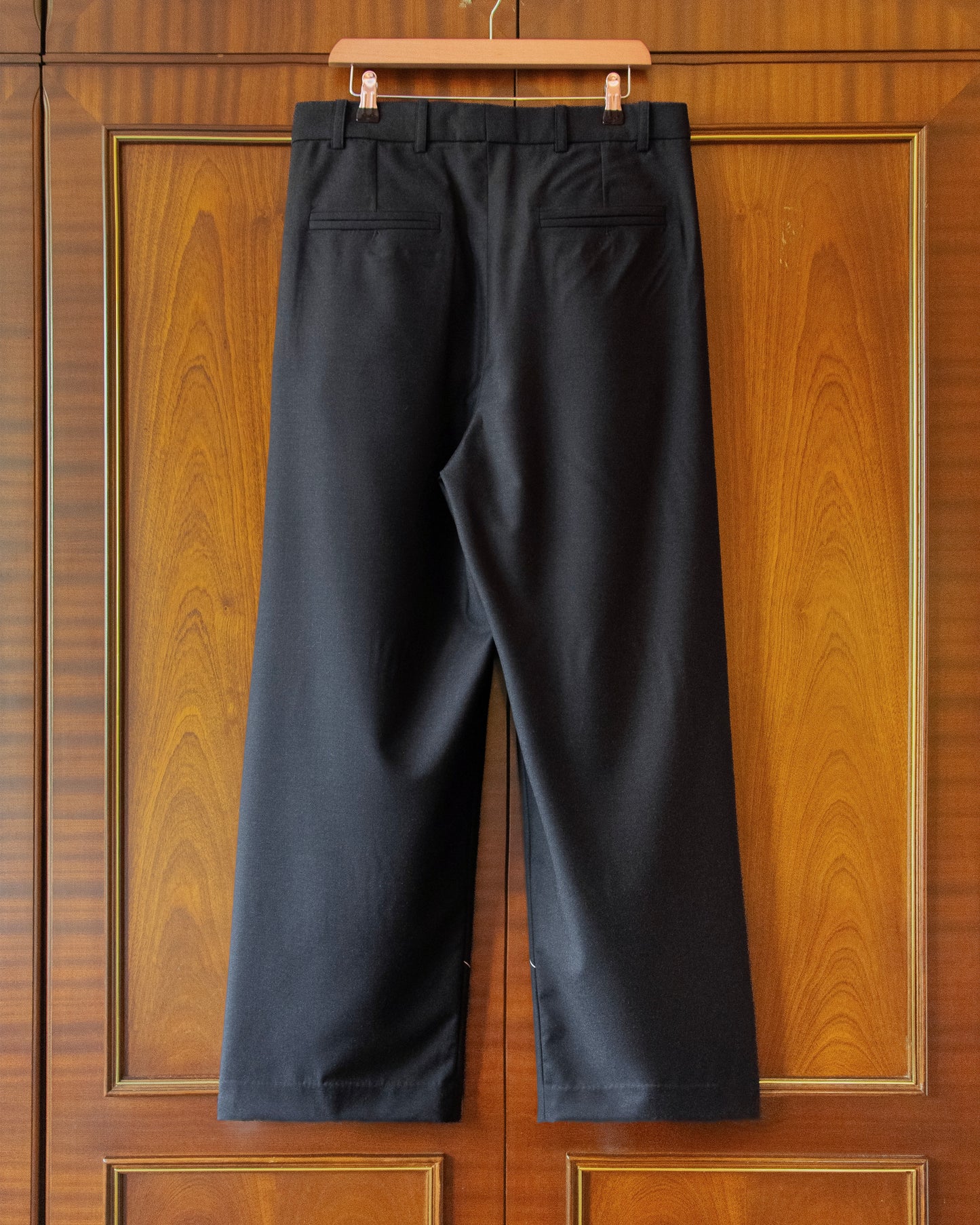 PLEATED WOOL KITE TROUSERS IN BLACK