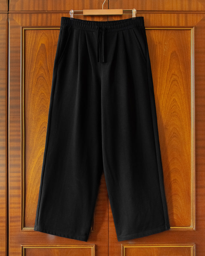 PLEATED JOGGERS IN BLACK