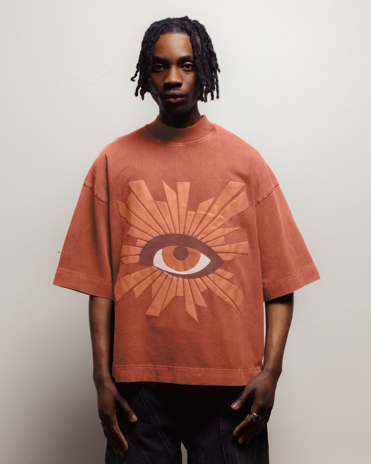 ALL-SEEING HEAVYWEIGHT TEE IN SCARLET