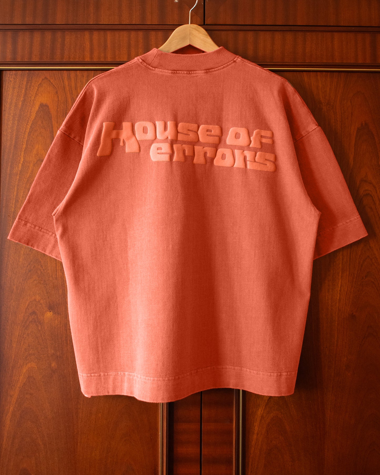 ALL-SEEING HEAVYWEIGHT TEE IN SCARLET