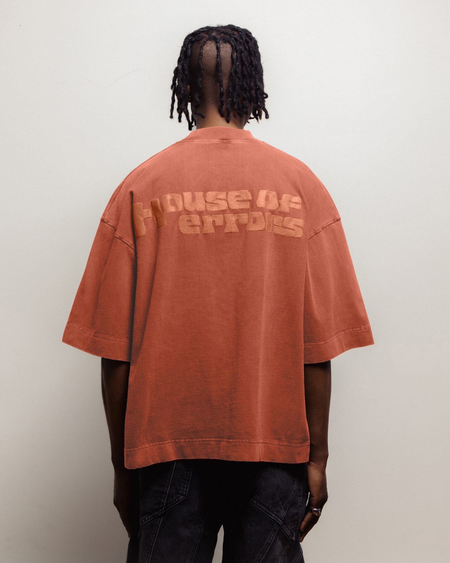 ALL-SEEING HEAVYWEIGHT TEE IN SCARLET